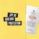 Oznaka zaščite SPF 50 UVA/UVB na črnem traku s sliko tube Ultra-Light Daily UV Defense ob njej.