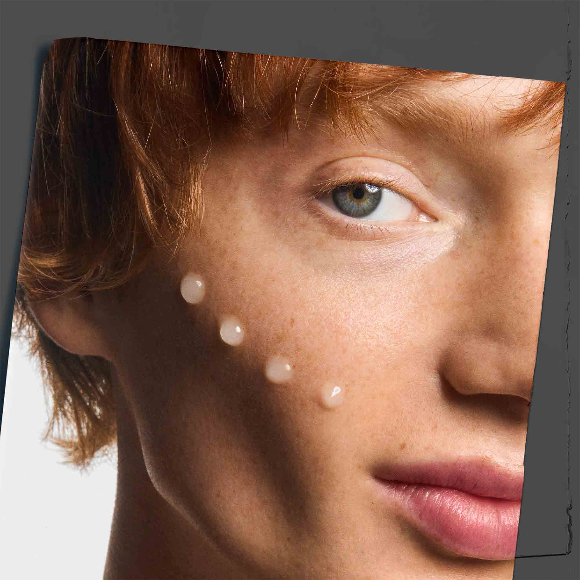 Serum Age Defender Power Serum, nanesen na ličnico, ki prikazuje uporabo na koži.