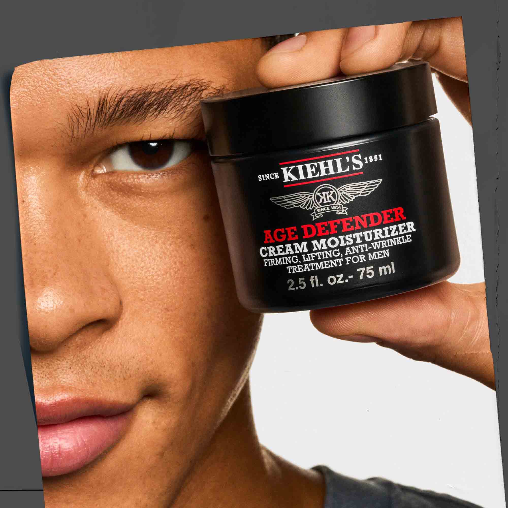 Krema Age Defender Cream Moisturizer v roki, ki prikazuje priročnost in enostavno uporabo.