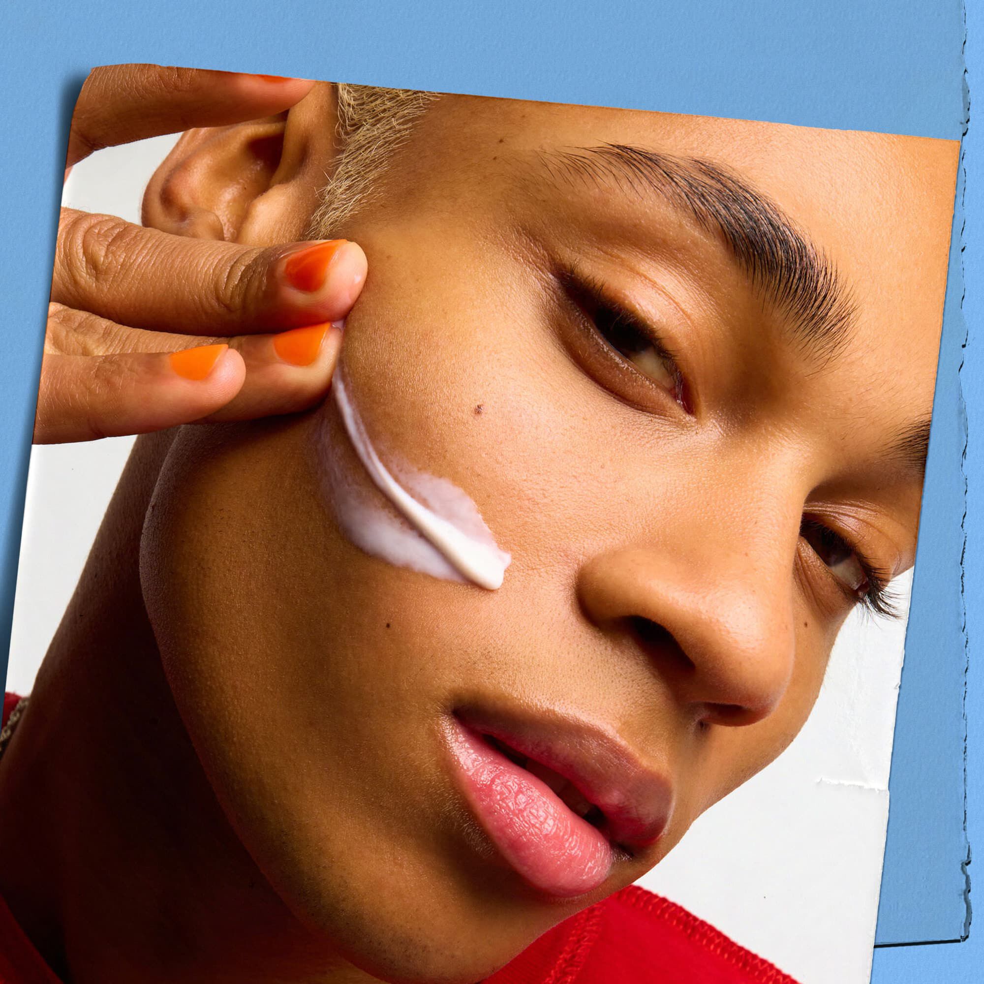 Model z vzorcem teksture Kiehl's Ultra Facial Moisturizer na obrazu