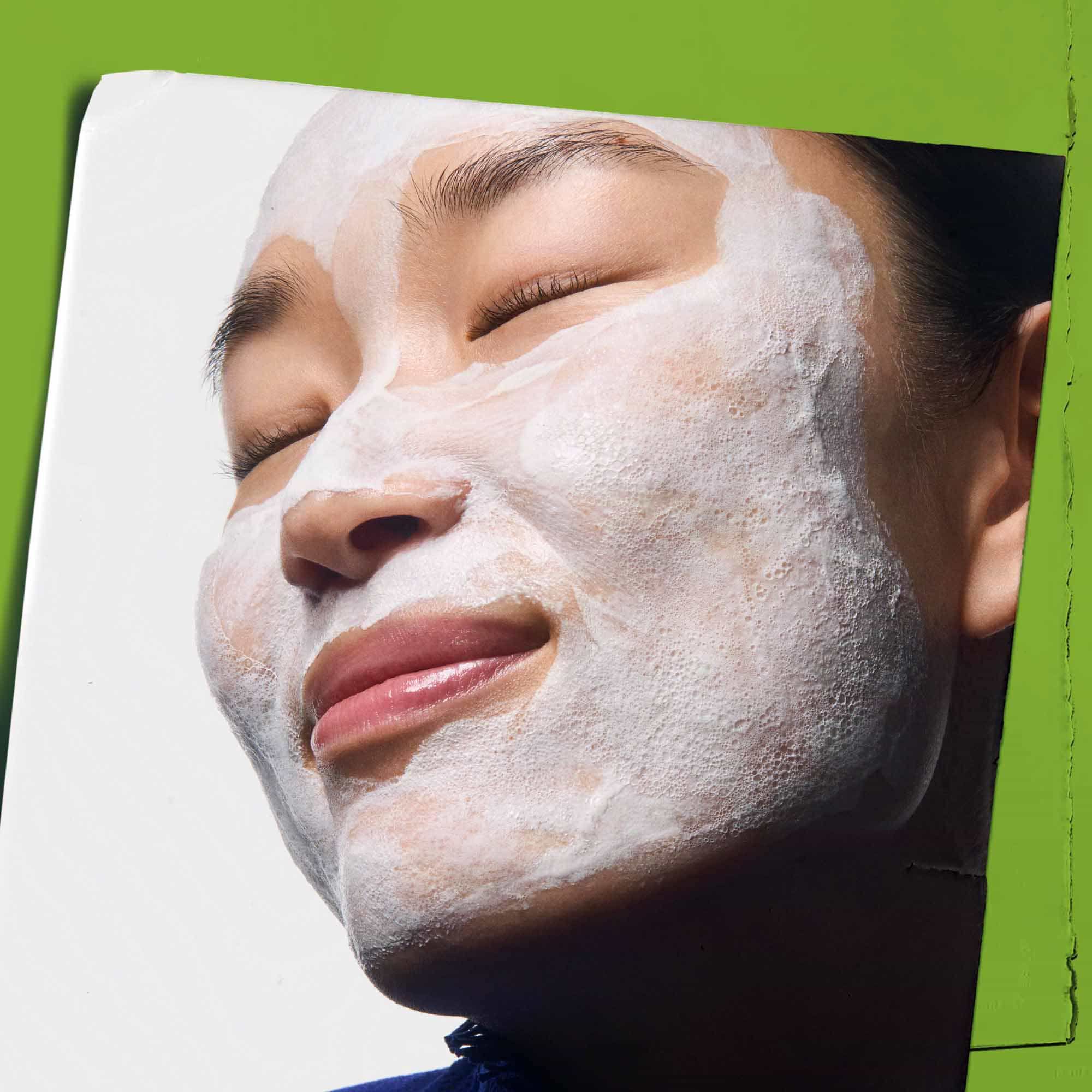 Rare Earth Deep Pore Daily Cleanser nanesen na obraz.