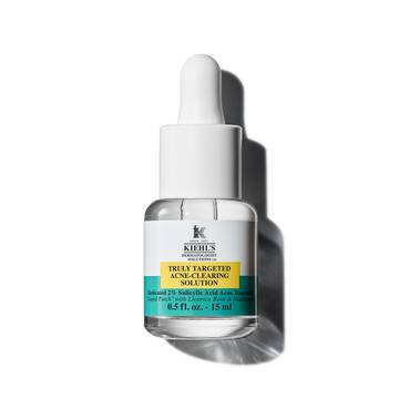 15-mililitrska steklenička Kiehl's Truly-Targeted Blemish-Clearing Solution na belem ozadju.