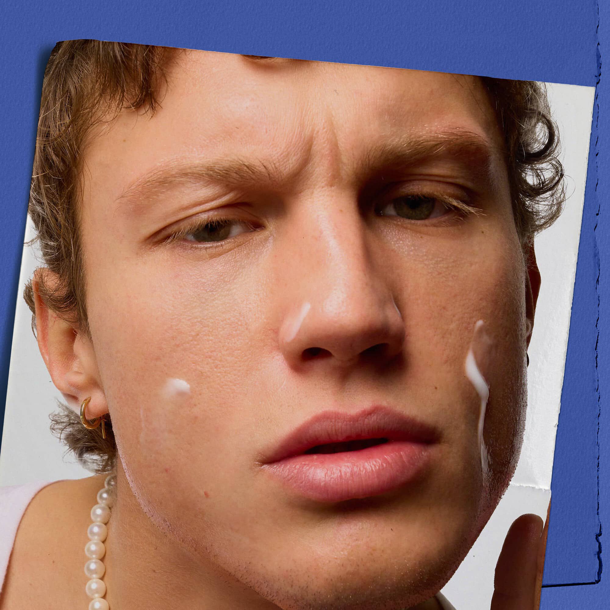 Model z energizirajočo vlažilno nego za moške Facial Fuel na obrazu