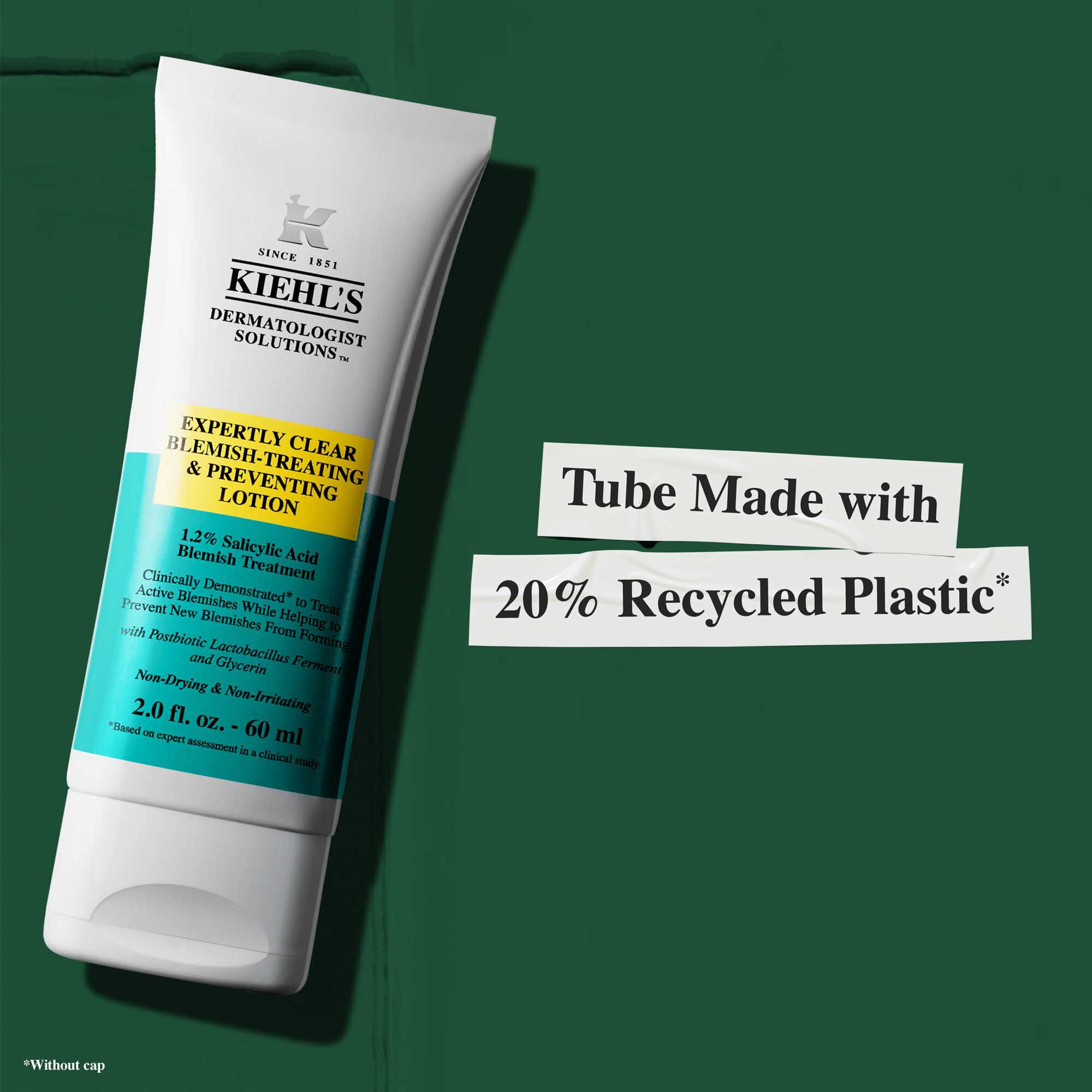 Tuba Expertly Clear Blemish-Treating & Preventing Lotion z besedilom, ki poudarja trajnostne trditve: »Tuba izdelana iz 20 % reciklirane plastike.«