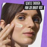 Model z vzorcem seruma Kiehl's Retinol Skin Renewing Daily Microdose na obrazu