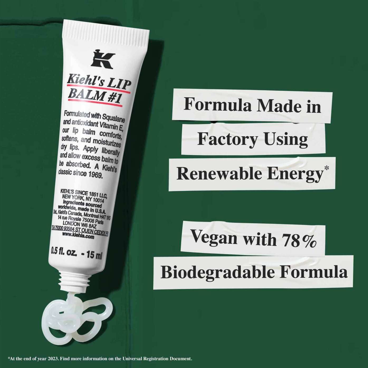 Tuba balzama Lip Balm #1 z besedilom, ki poudarja trajnost: »Formula izdelana v tovarni z uporabo obnovljive energije« in »Veganska s 78 % biorazgradljivo formulo«.