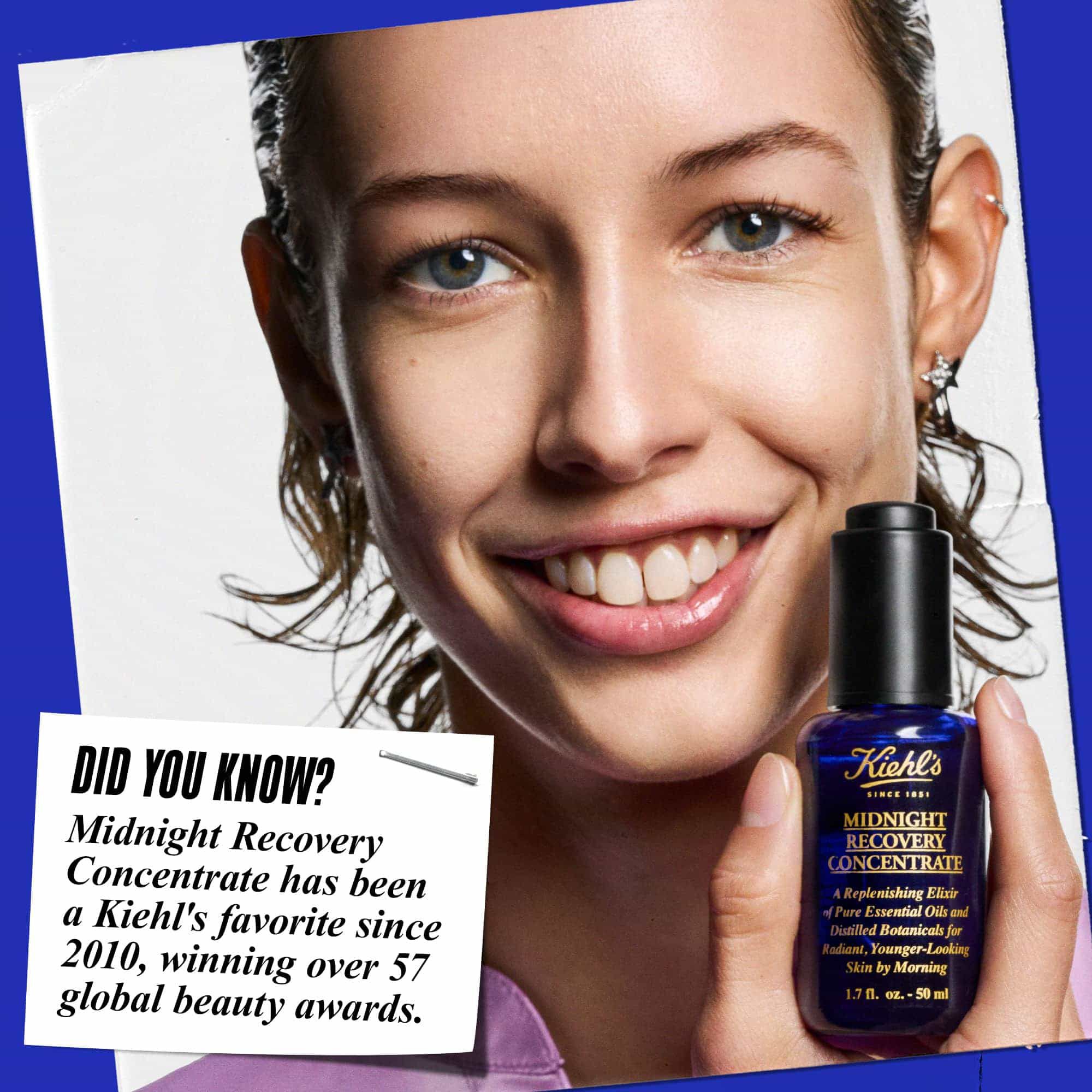 Oseba drži stekleničko olja za obraz Midnight Recovery Concentrate in se smehlja. Besedilo se glasi: »Ali ste vedeli? Midnight Recovery Concentrate je Kiehl's favorit že od leta 2010 in je osvojil več kot 57 svetovnih lepotnih nagrad.«