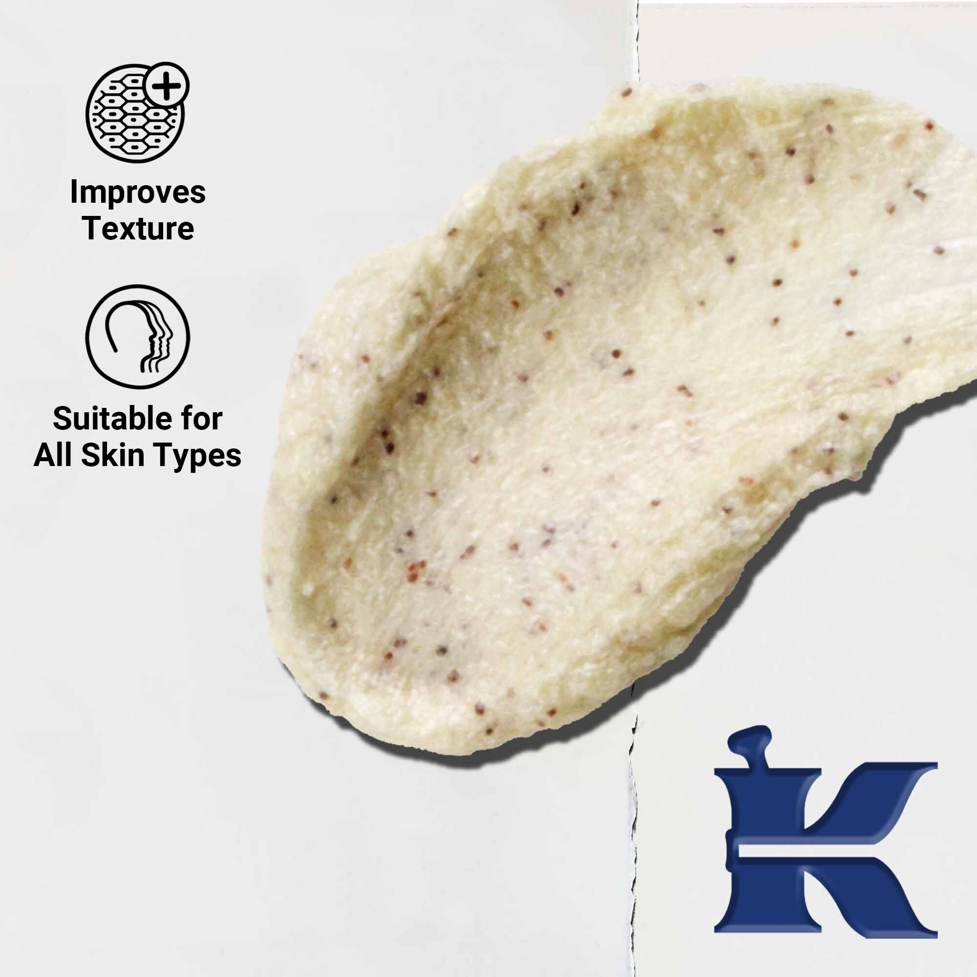 Bližinski posnetek teksture Facial Fuel Energizing Scrub; besedilo poudarja primernost za vse tipe kože in poživljajoč piling.