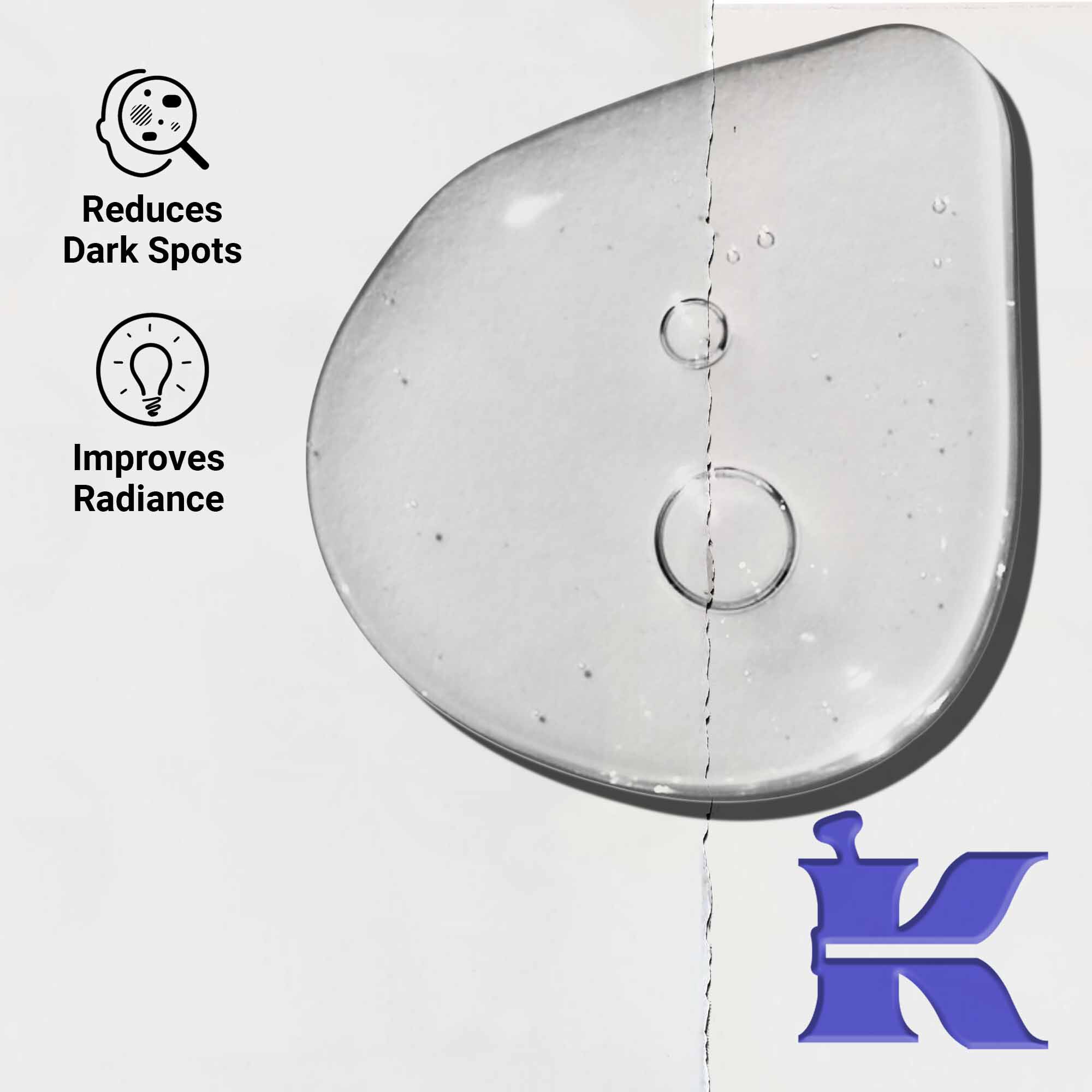 Bližnji posnetek teksture Clearly Corrective Dark Spot Solution, ki prikazuje kapljice bistre tekočine.