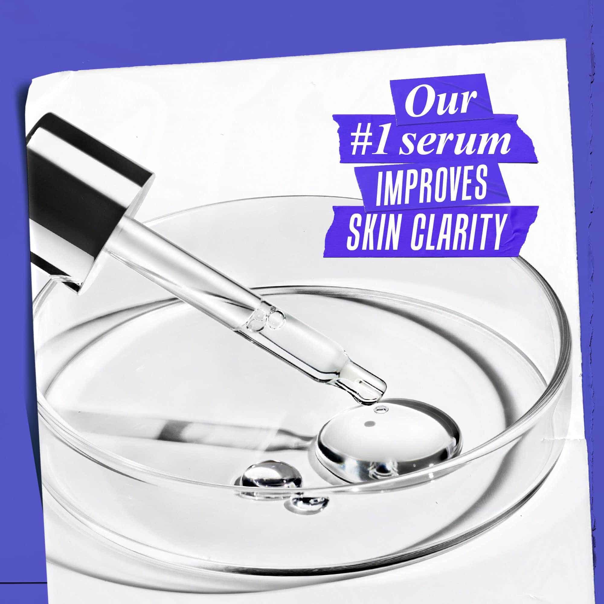 Kapalka, ki dozira serum v stekleno posodo z besedilom: Naš serum št. 1 izboljša čistost kože.