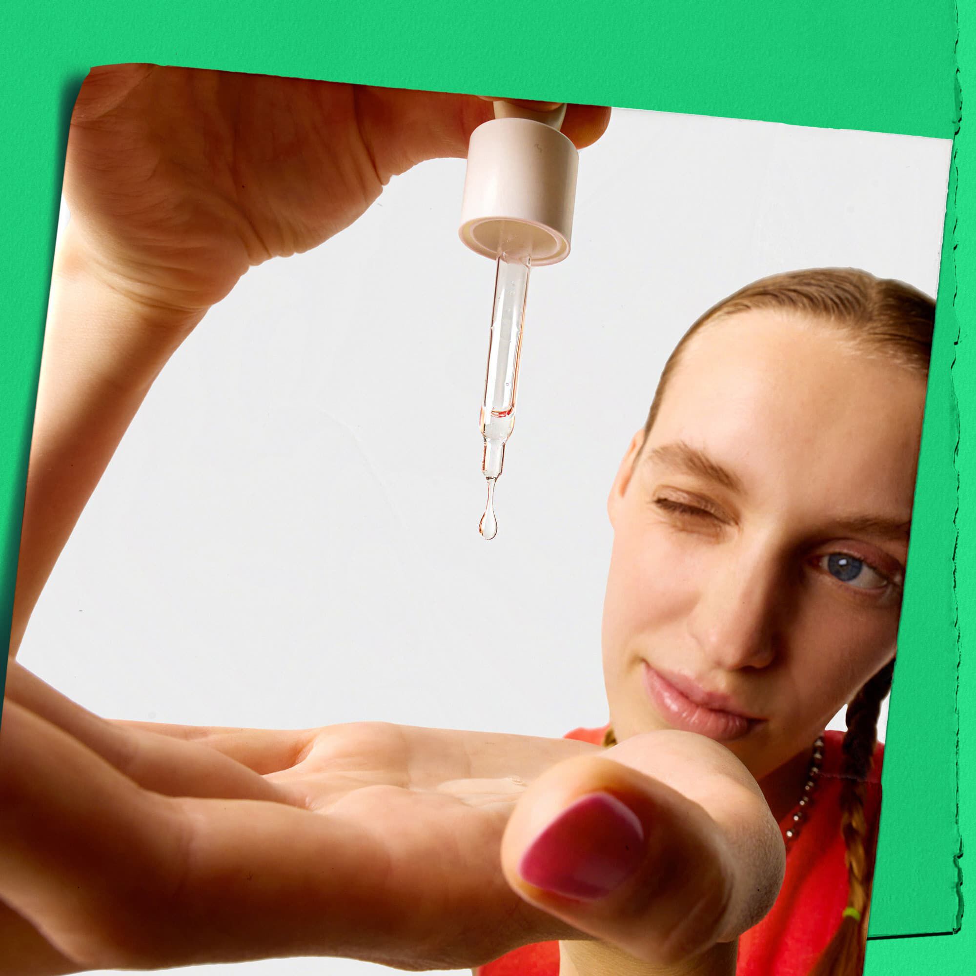 Model nanaša kapljice seruma Kiehl's Ultra Pure na dlan