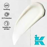 Bližinski posnetek teksture Ultra Light Daily UV Defense Aqua Gel, ki prikazuje lahko, kremasto formulo. Besedilo poudarja pomirjujoče in UV zaščitne koristi, primerno za vse tipe kože.