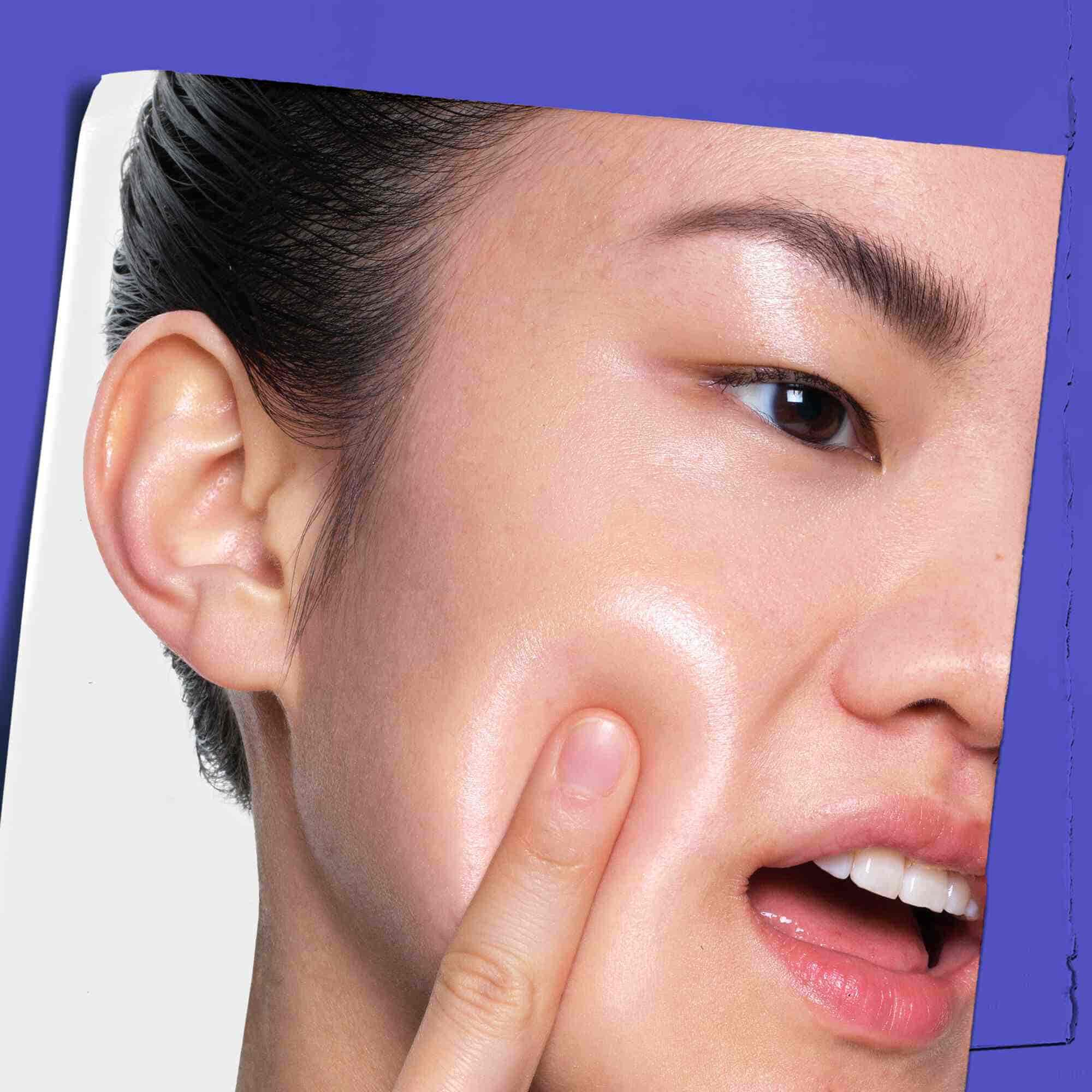 Oseba nanaša Clearly Corrective Dark Spot Solution na kožo.