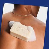 Ultimate Man Body Scrub Soap pri uporabi na koži, prikazuje nanos in peno.