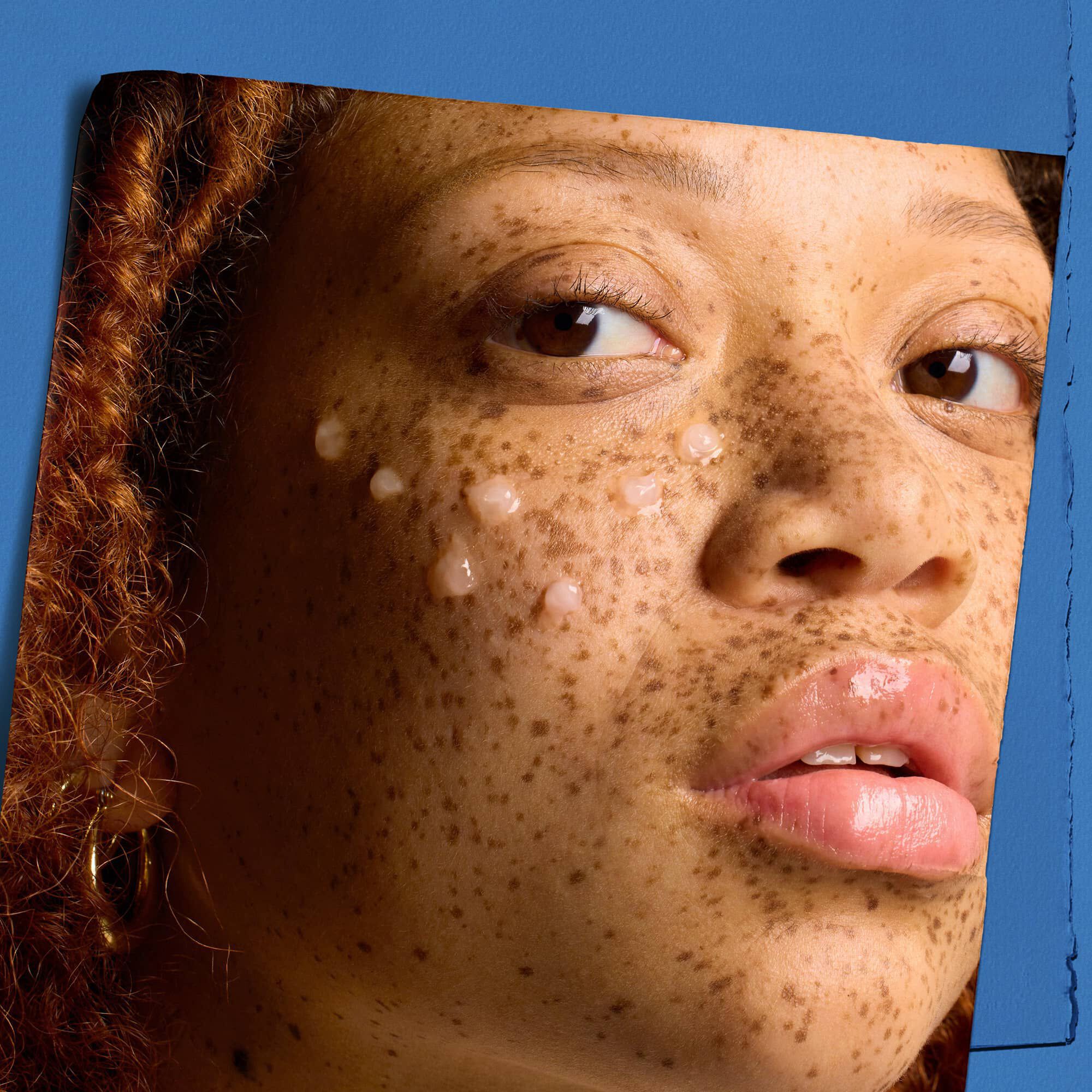 Model s kapljicami koncentrata Kiehl's Hydro Plumping Serum Concentrate na obrazu