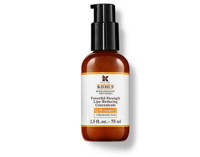 Sredstvo proti gubam Kiehl's z 12,5 % vitamina C in hialuronsko kislino, v steklenički s črnim pumpicami.