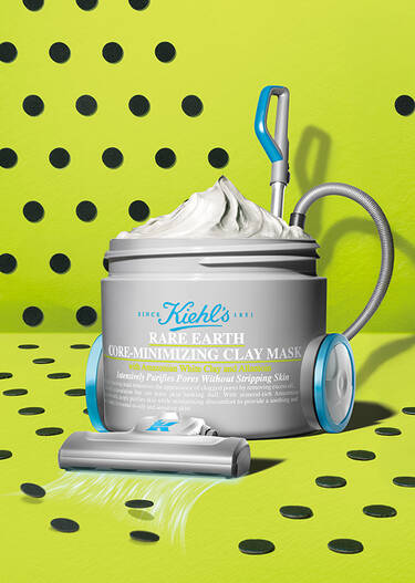 Vizual z zeleno podlago, na kateri je maska Rare Earth.