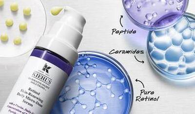 Serum Kiehl's s peptidi, ceramidi in čistim retinolom, predstavljen na srebrni površini z grafikami sestavin.