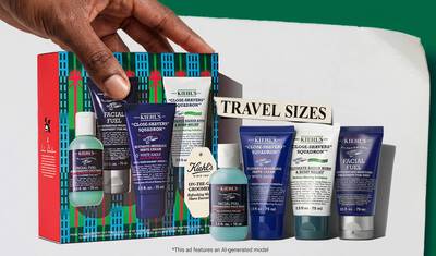 Kiehl's praznični darilni set potovalnih pakiranj za moške, ki vsebuje čistilni gel, kremo za britje, tretma in vlažilno kremo; promocijski elementi poudarjajo "potovalne velikosti" in vrednost.